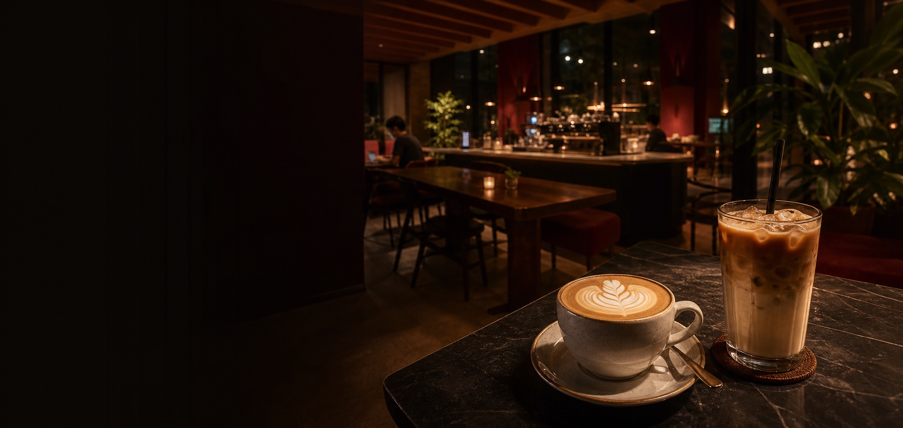 Visual suasana kedai kopi hangat dengan cappuccino dan iced latte